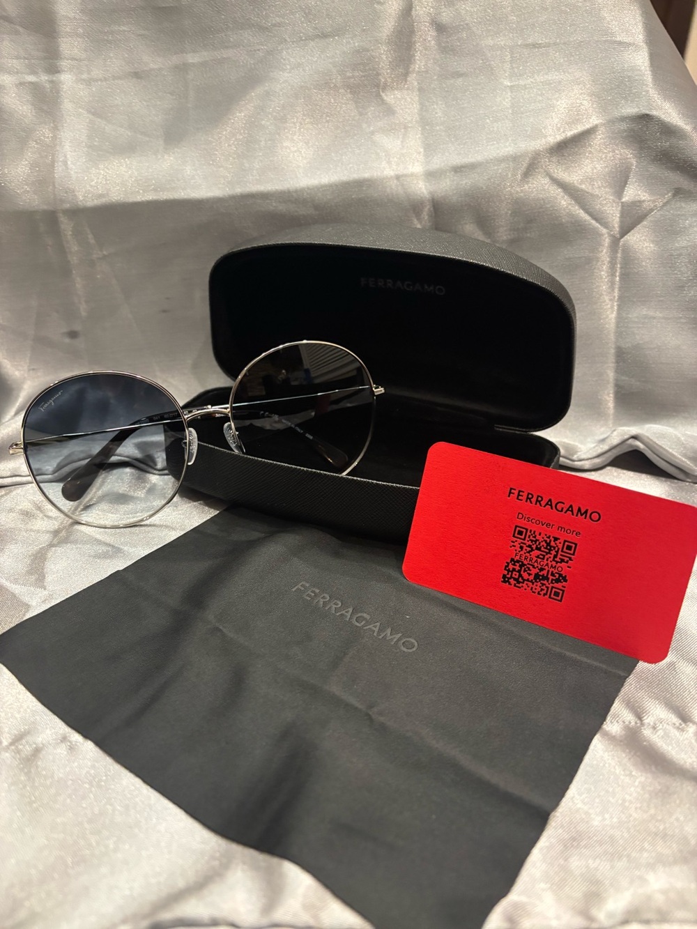 BRAND NEW ! COMPLETE SET !Salvatore Ferragamo
Sunglasses